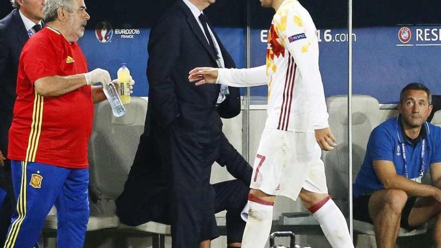 Vicente del Bosque, ayer en el banquillo junto a Morata.