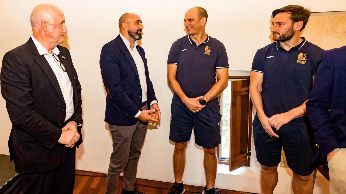 Dos jugadores de la selección conversan con el presidente del Club de Rugby de La Vila