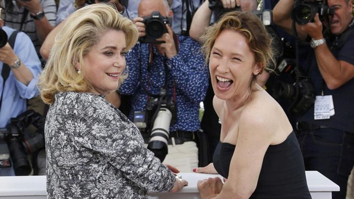 Catherine Deneuve y la directora Emmanuelle Bercot, en la presentación de 'La cabeza alta' en Cannes.