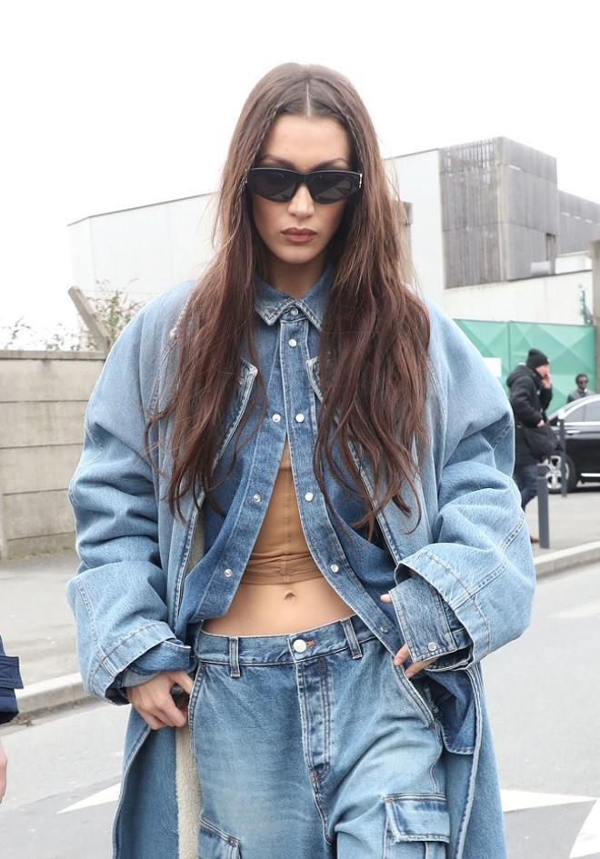 Bella Hadid con melena larga y lisa en las calles de París