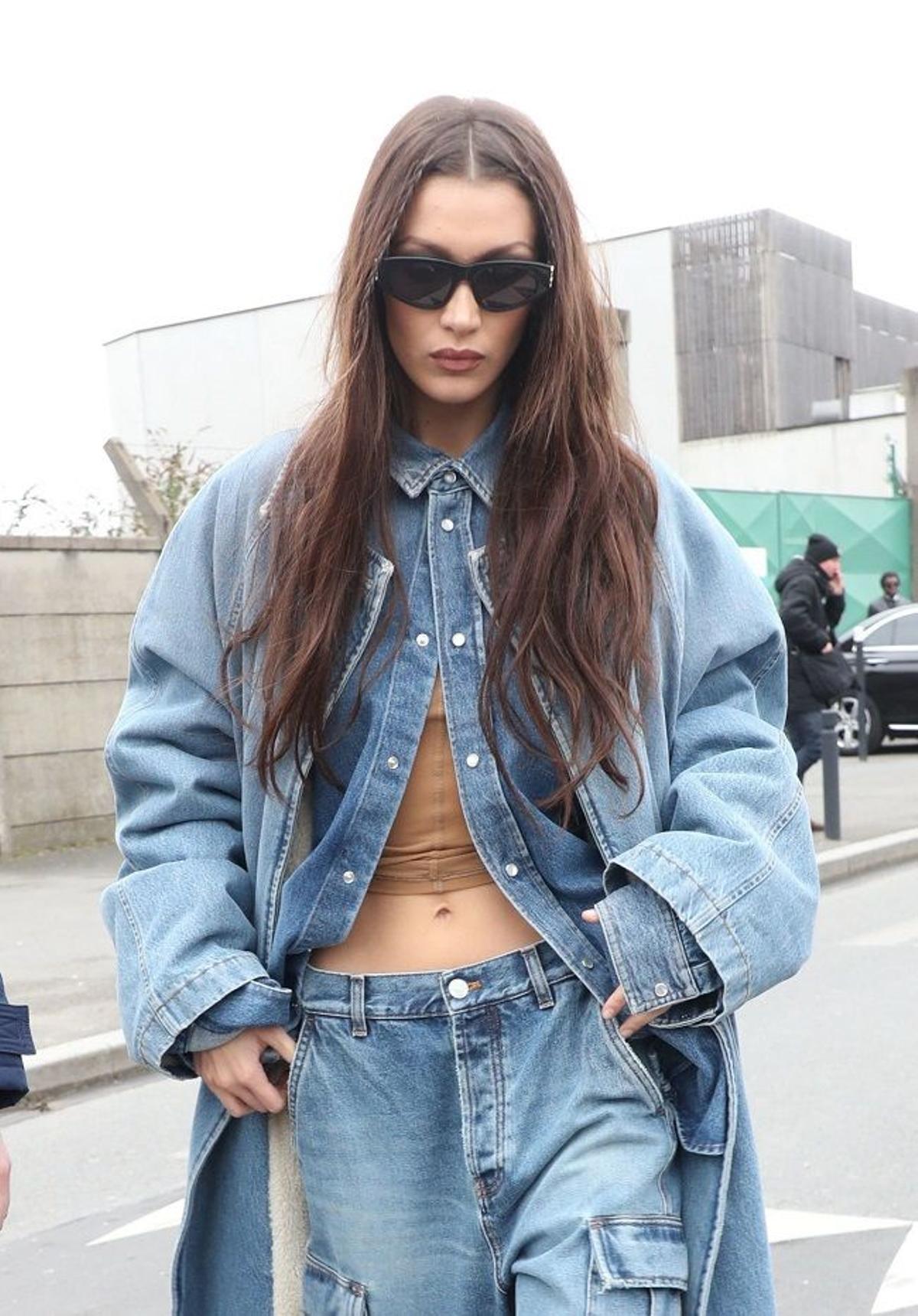 Bella Hadid con melena larga y lisa en las calles de París