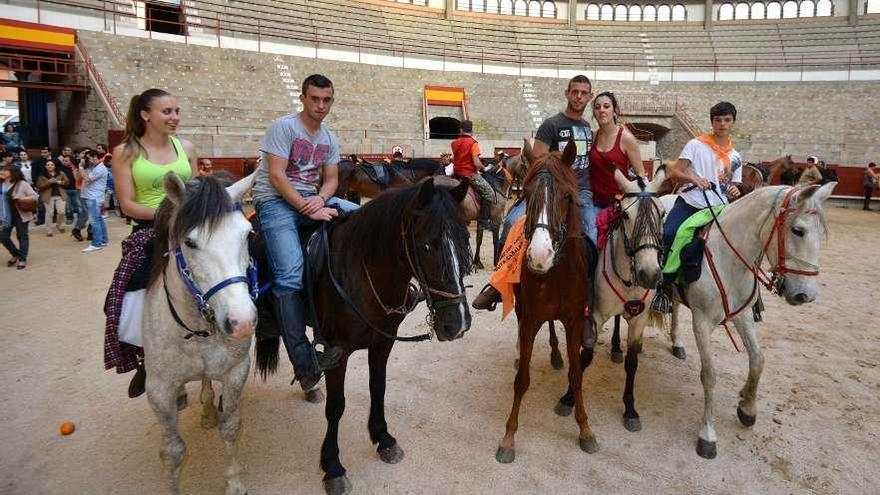 Algunos participantes, a su llegada a la plaza de toros.  // Gustavo Santos