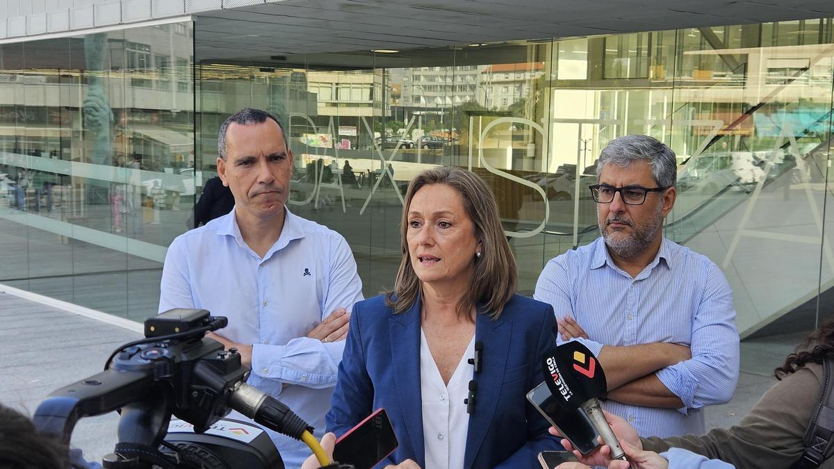 Luisa Sánchez, con los ediles Fernando González Abeijón y Miguel Martín