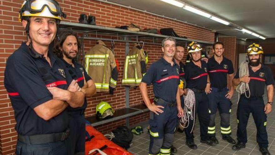 Un instante del rescate, en la finca de la mujer. A la derecha, imagen del pozo al que cayó.