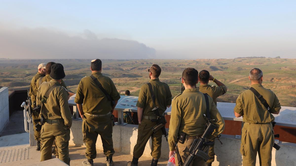 Soldados israelís cerca de la frontera con Gaza