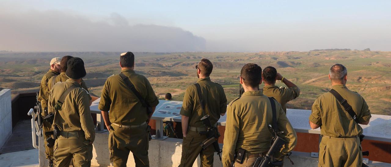 Israeli soldiers close to border with Gaza