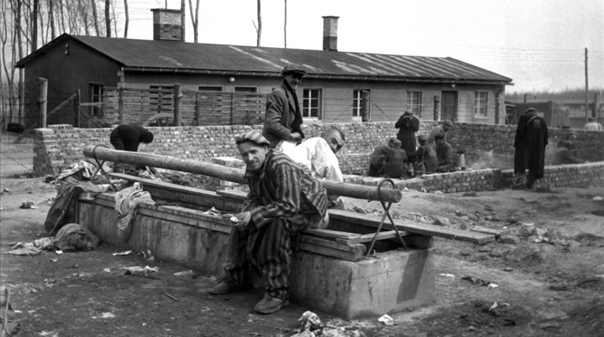 Imagen tomada por el fotoperiodista Eric Schwab de supervivientes en el campo de concentración nazi de Buchenwald. 