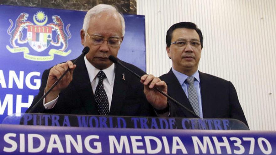 El primer ministro de Malasia (i) confirmó que los restos son del MH 370.
