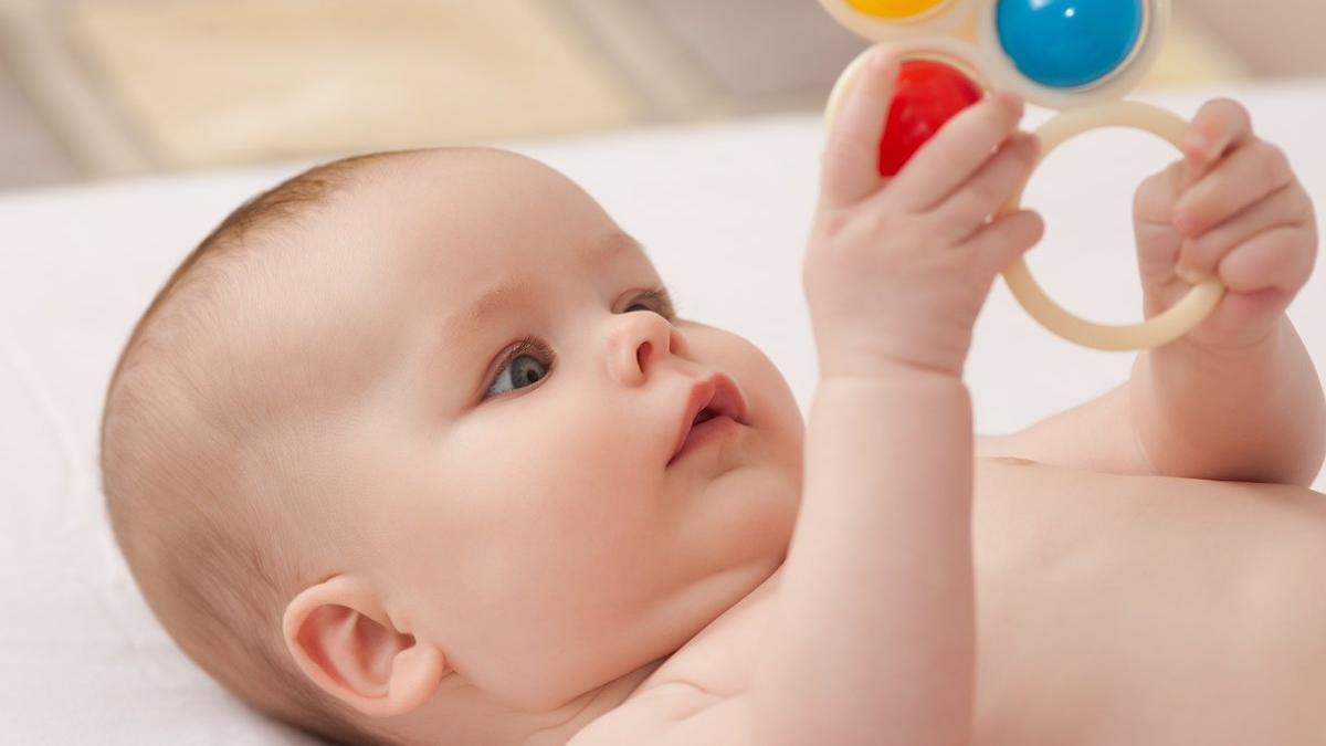 Un bebé juega con un sonajero