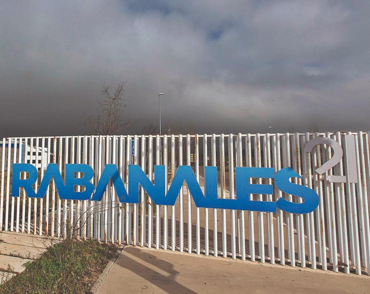 Acceso principal al recinto del Parque Tecnológico de Córdoba con un gran letrero de su antigua denominación
