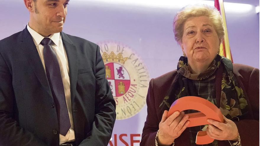 Juan Carlos García Arranz, director de Área de Negocio de Valladolid Provincia-Zamora Agro, en la entrega del premio Trayectoria Profesional By CaixaBank a Aurelia Matellán, del restaurante Casa Aurelia de Villaralbo. |