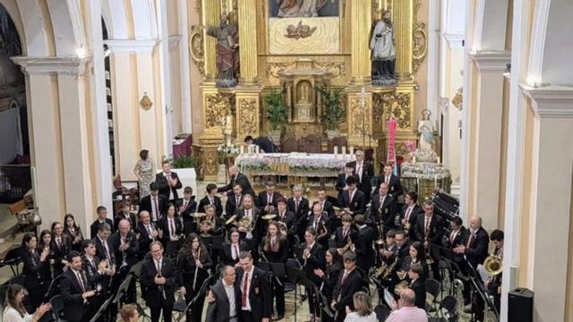 José A. Bellido junto a Daniel Pérez y el resto de la banda.