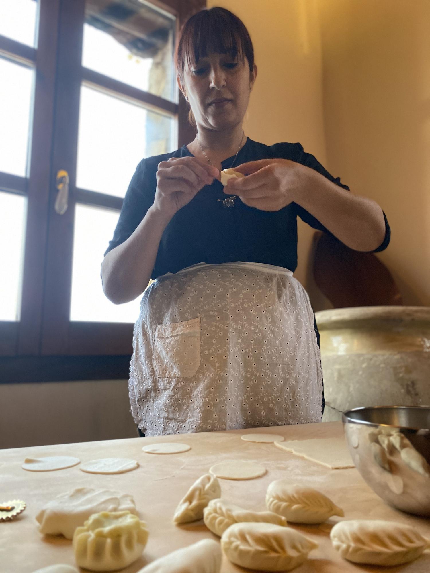 Viviana Catzola, ‘decoratrice’ del dulce sardo, durante un momento del taller.