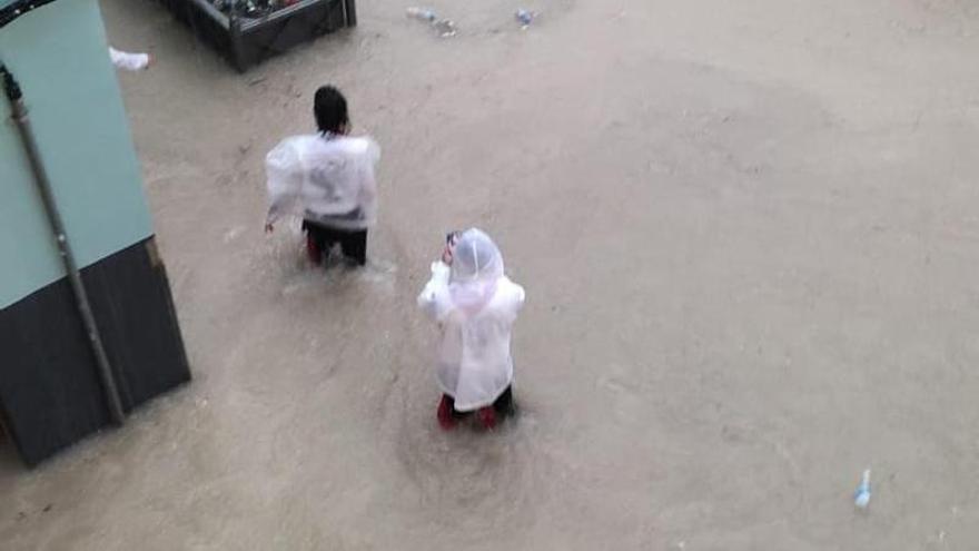 Vecinos de Caravaca se abren paso con el agua por encima de la rodilla