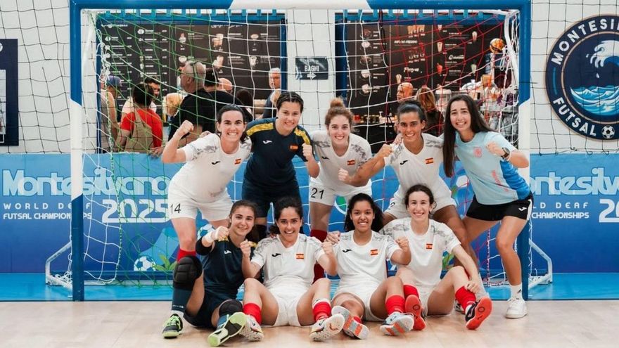 Candela Soria (segunda a la derecha, arriba) campeona del Mundial de fútbol sala para sordos. | FdV