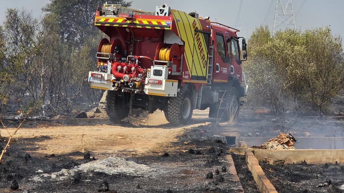 Los bomberos han logrado controlar el incendio que ponía en riesgo varios masets de la zona afectada.