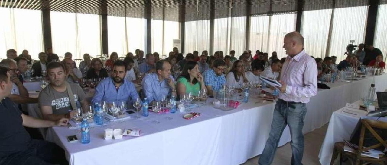 Encuentro de enología en las instalaciones de la bodega Casal de Armán, en Ribadavia. // J. Regal