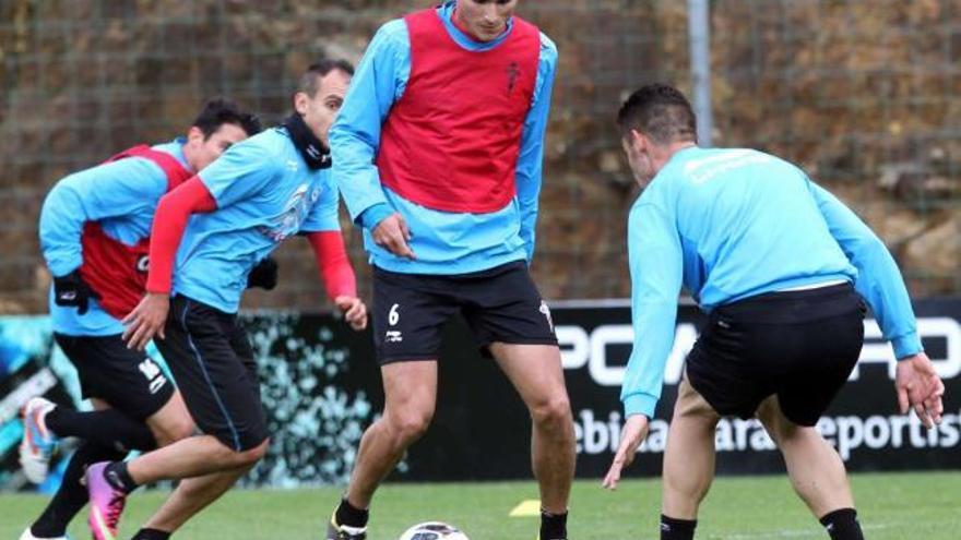 Vila trata de superar a Samuel Llorca, de espaldas, durante el entrenamiento celebrado ayer por el Celta en A Madroa. // Ricardo Grobas