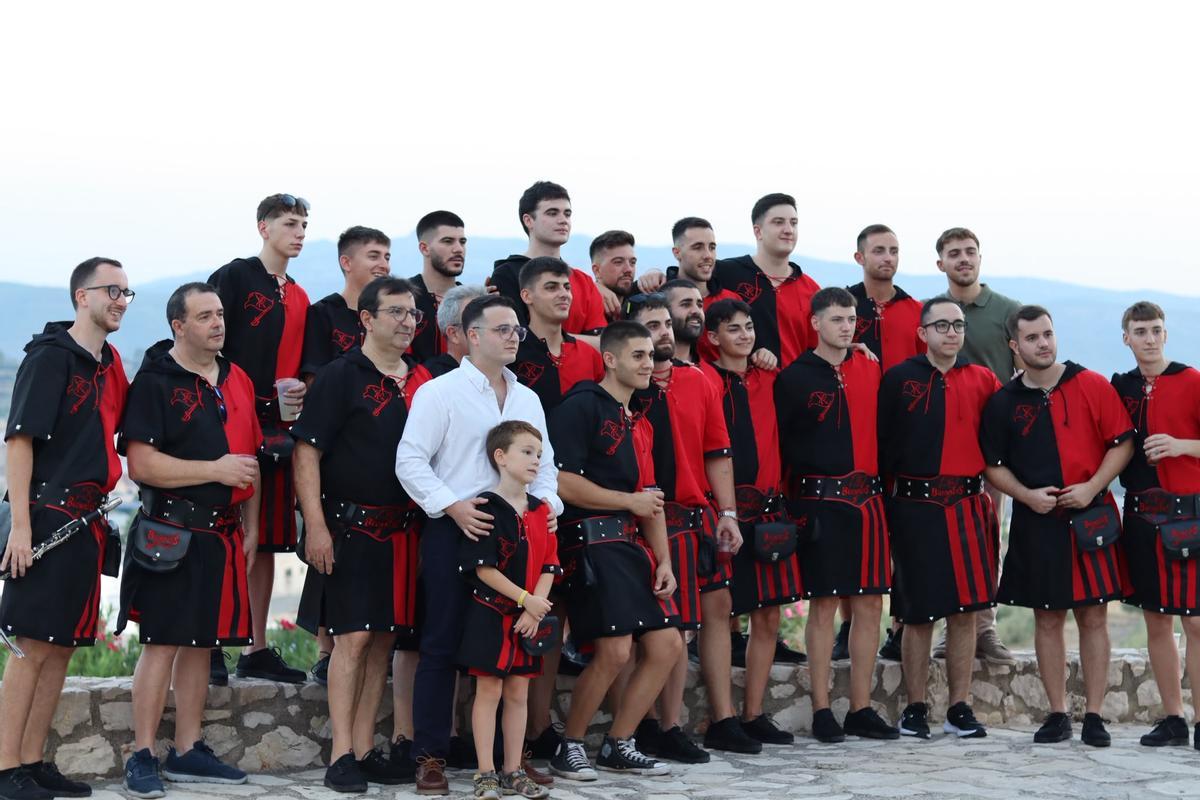Integrantes de una comparsa de Alfarrasí en unas fiestas de la localidad.