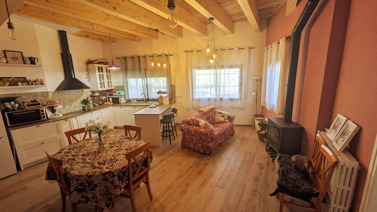 L'interior de la casa de 170 metres quadrats on viuen l'escriptora surienca Sílvia Caballol i l'exbisbe de Solsona Xavier Novell