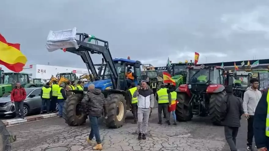 Los agricultores inician la marcha para entrar en Mérida.