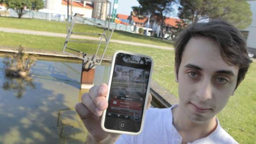Kevin Álvarez muestra la aplicación para teléfonos móviles con una de las obras de arte del IES que tiene justo detrás.