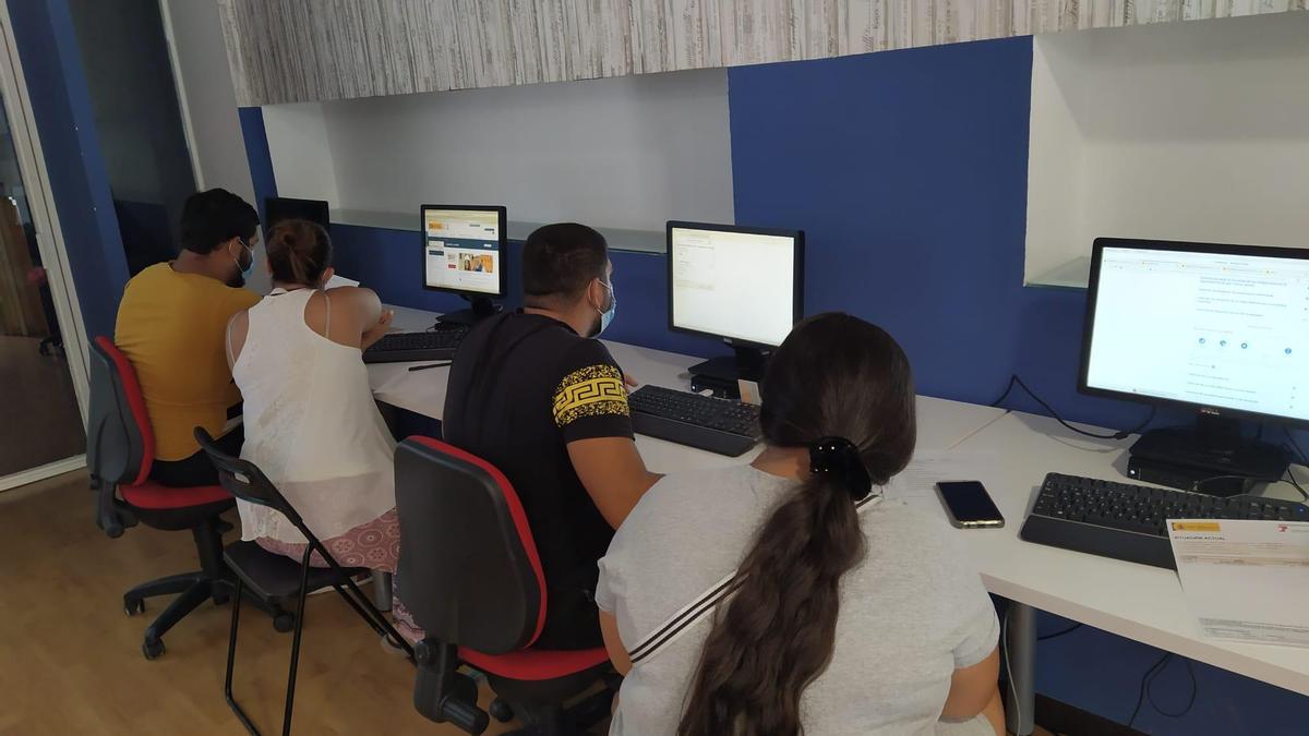 Varios jóvenes participan en una de las actividades.