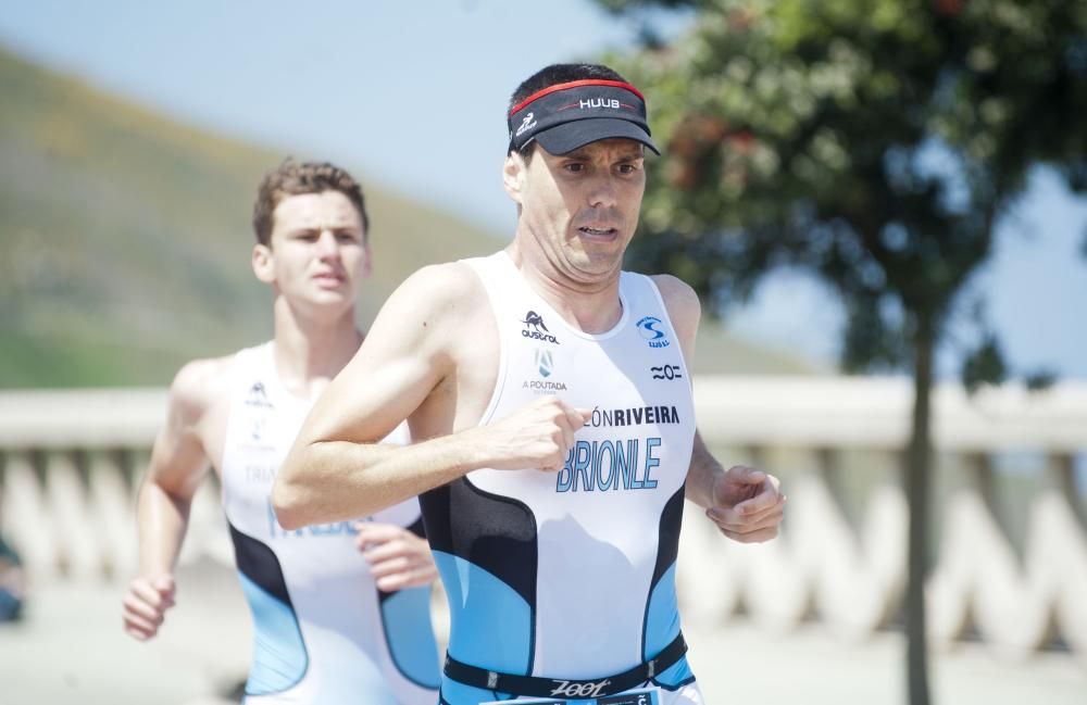 Más de 300 deportistas en el X Triatlón de Riazor