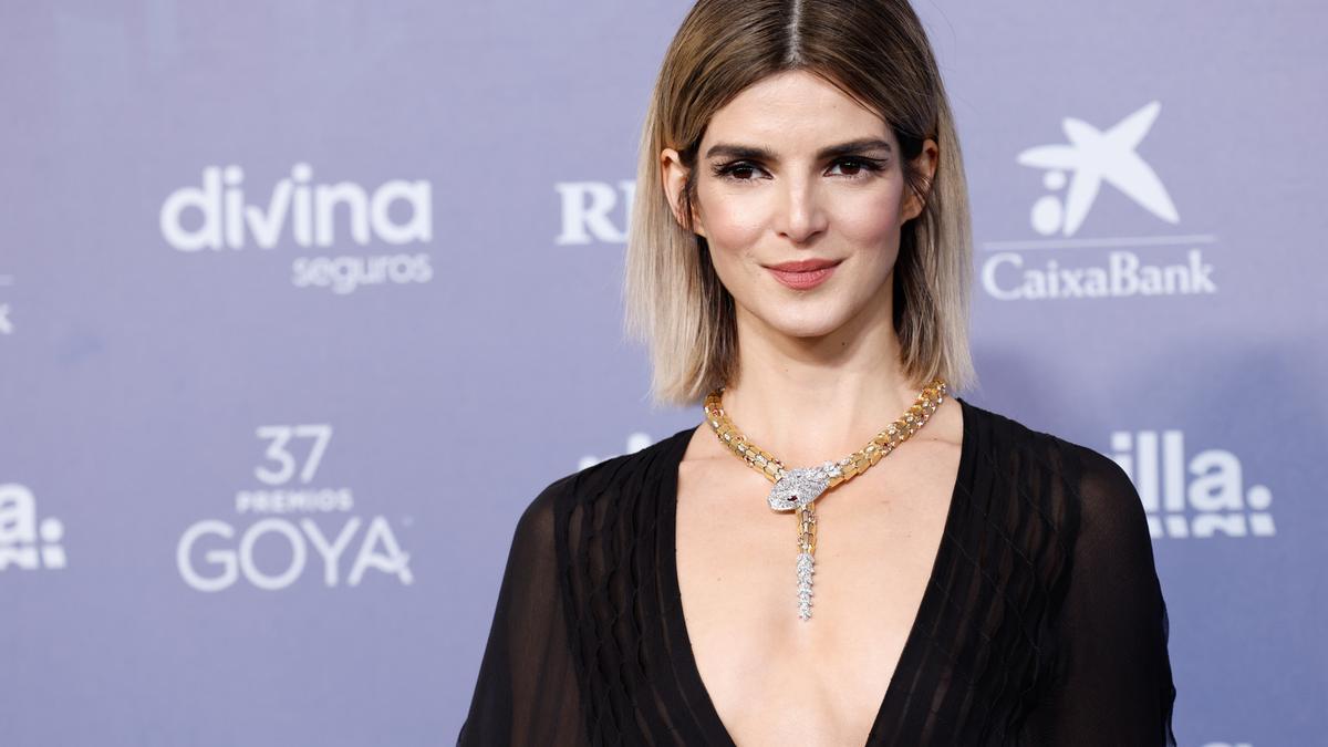 El lookazo de transparencias de Clara Lago (y su cambio de vestido) en los Goya 2023 no es de este mundo (ni sus joyas)