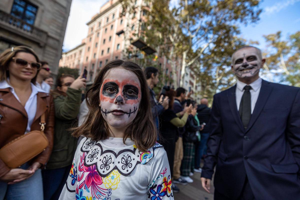 Espectacular desfile de Catrinas por La Rambla