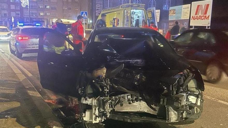 Dos heridos al chocar un coche contra un muro en el acceso al centro de Redondela