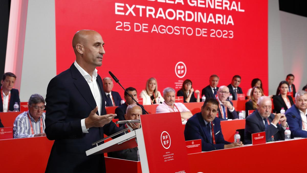 El presidente de la Real Federación Española de Fútbol (RFEF), Luis Rubiales, ofrece una rueda de prensa en la Asamblea General Extraordinaria, en la Ciudad del Fútbol de Las Rozas, el 25 de agosto de 2023.