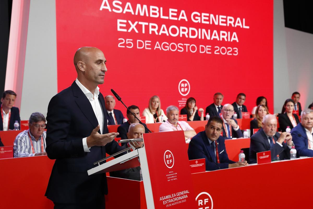 El presidente de la Real Federación Española de Fútbol (RFEF), Luis Rubiales, ofrece una rueda de prensa en la Asamblea General Extraordinaria, en la Ciudad del Fútbol de Las Rozas, el 25 de agosto de 2023.