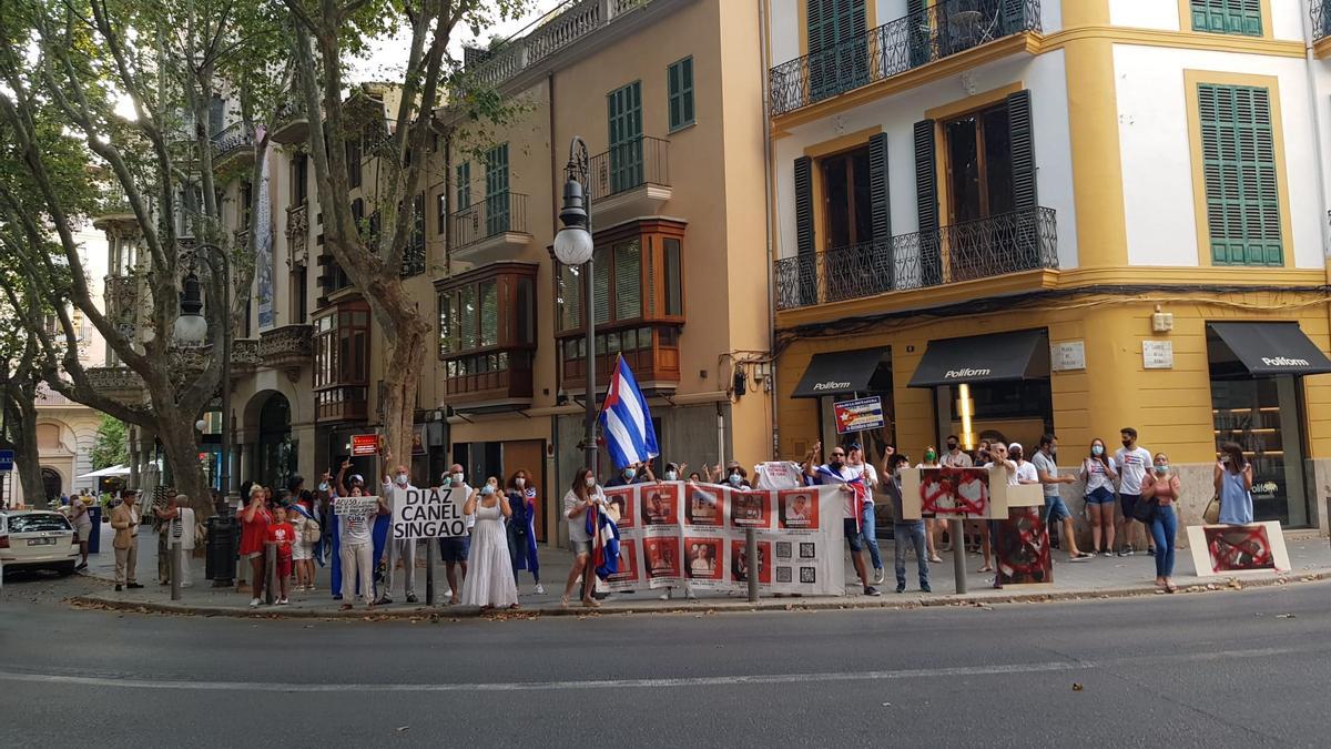Una treintena de cubanos residentes en la isla protestó frente al Teatre Principal contra la dictadura de Miguel Díaz-Canel