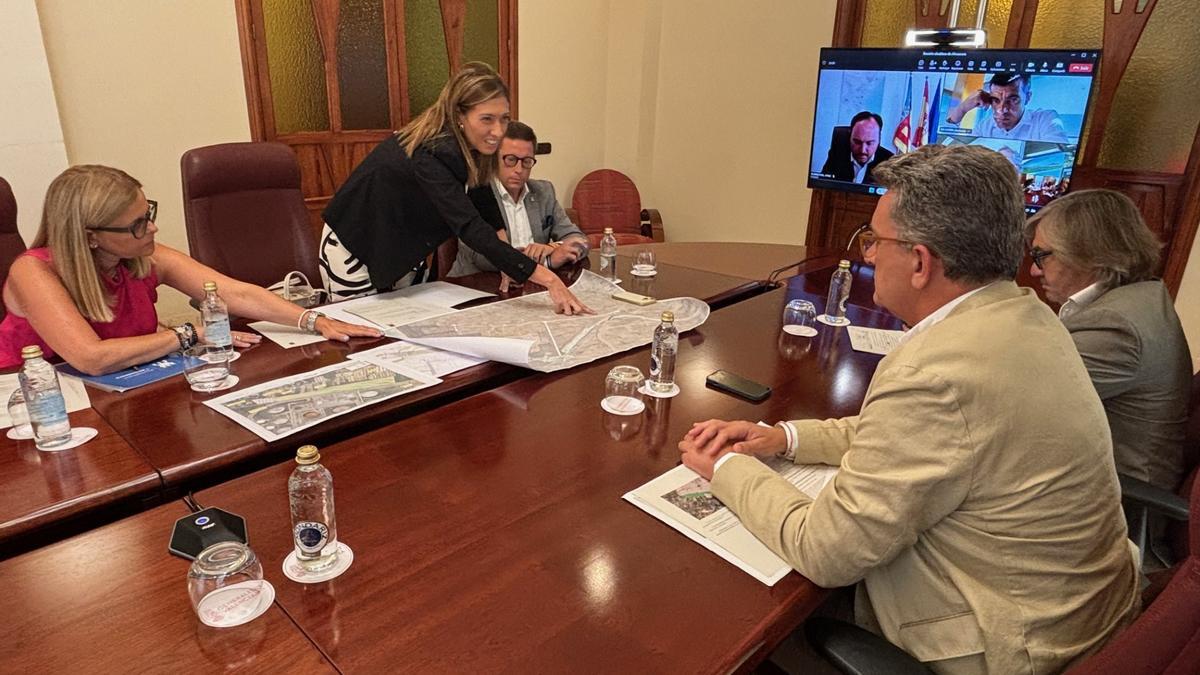 Imagen de la reunión que mantuvo la alcaldesa, María Tormo, y varios concejales con el conseller Martínez Mus.