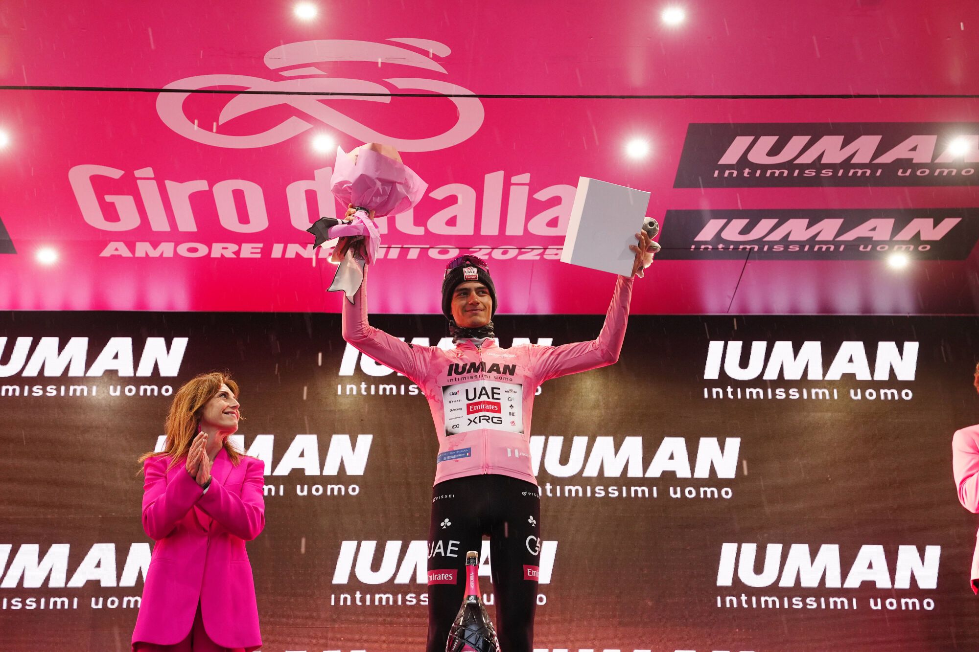20 May 2025, Italy, Pisa: Mexican cyclist Isaac Del Toro Romero from UAE Team Emirates celebrates with the pink jersey on the podium of the 10th stage of the 108th Giro d'Italia cycling race of 28.6kms from Lucca to Pisa. Photo: Fabio Ferrari/LaPresse via ZUMA Press/dpa Fabio Ferrari/LaPresse via ZUMA / DPA 20/05/2025 ONLY FOR USE IN SPAIN. Fabio Ferrari/LaPresse via ZUMA / DPA;cycling;sports;2025 Giro d'Italia - Stage 10;