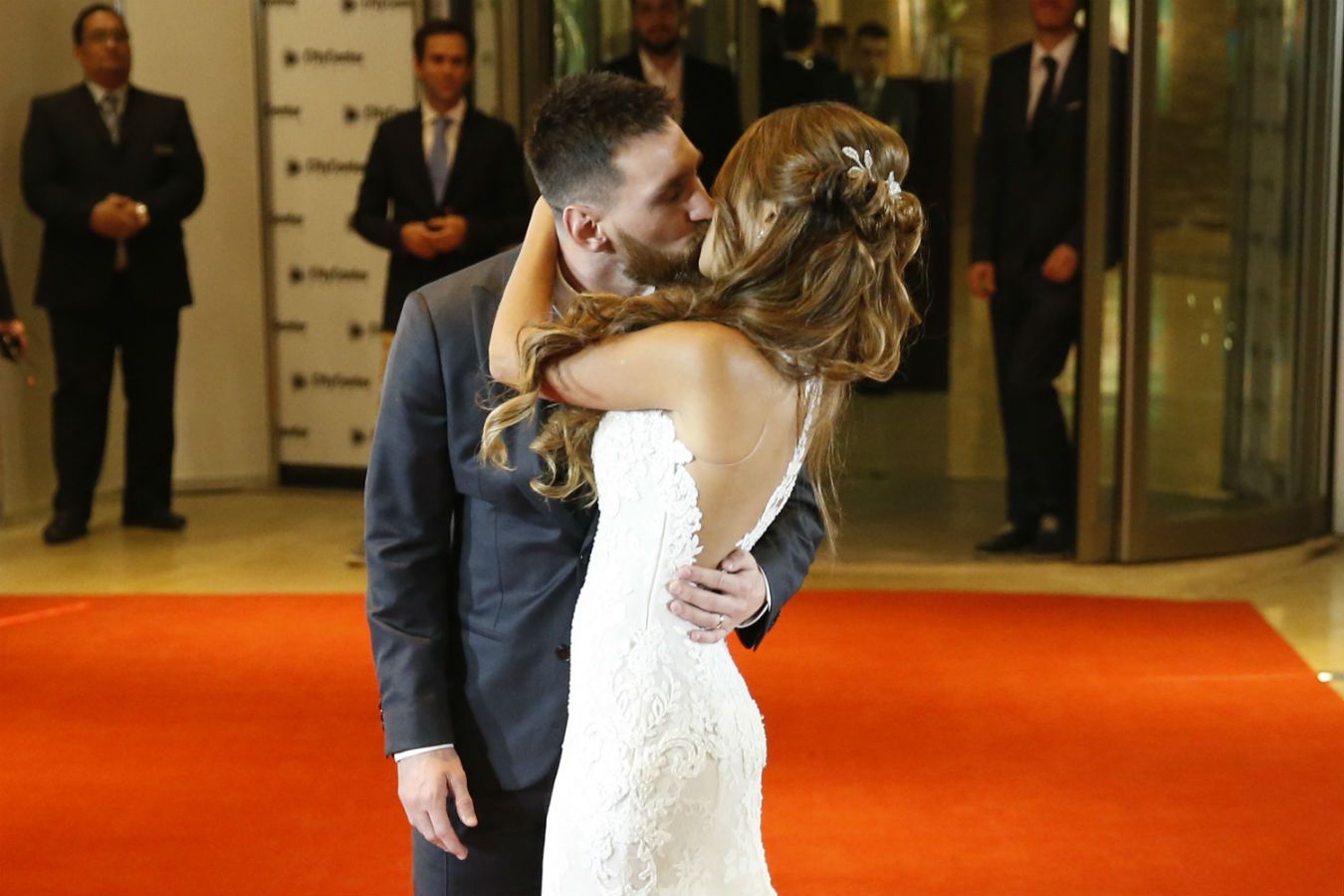 Lionel Messi y Antonella Rocuzzo, primer beso como marido y mujer