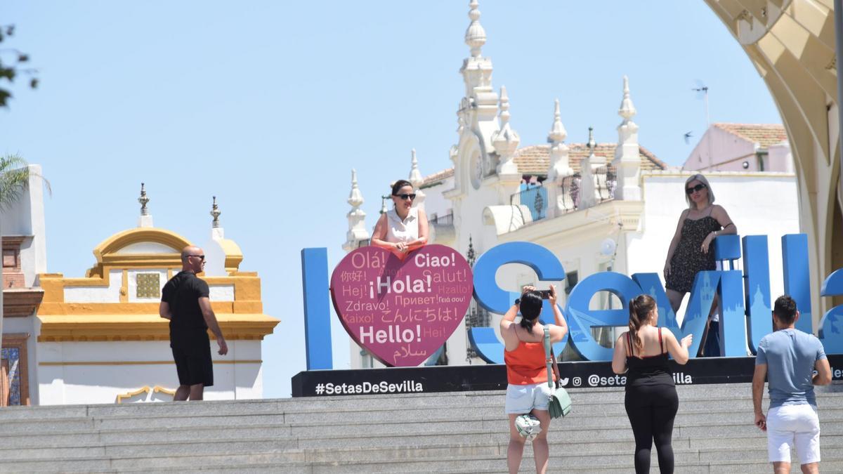 Un grupo de turistas se fotografía en las Setas de Sevilla.