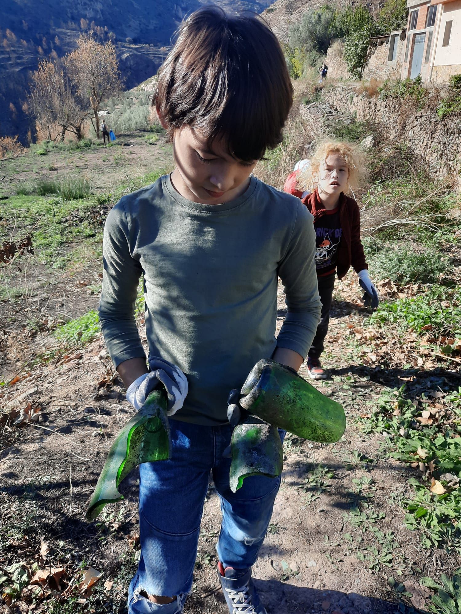 Descubre lo que han encontrado en una recogida de basura resurgida tras el gran incendio de Bejís