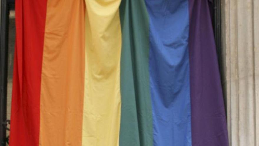 Beso entre una joven pareja en la marcha arco iris en Murcia de 2009.