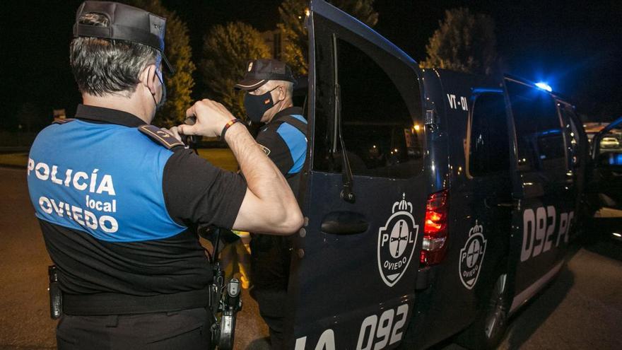 Agentes de la Policía Local durante un control nocturno en Oviedo.