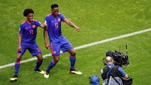 Yerri Mina (derecha) celebra su gol bailando con Cuadrado.