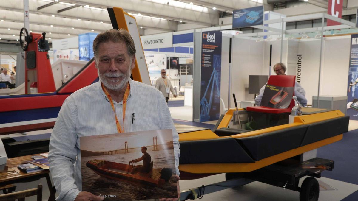 Fernando Fernández, con la embarcación detrás en el expositor de 3F Tenders en Navalia.