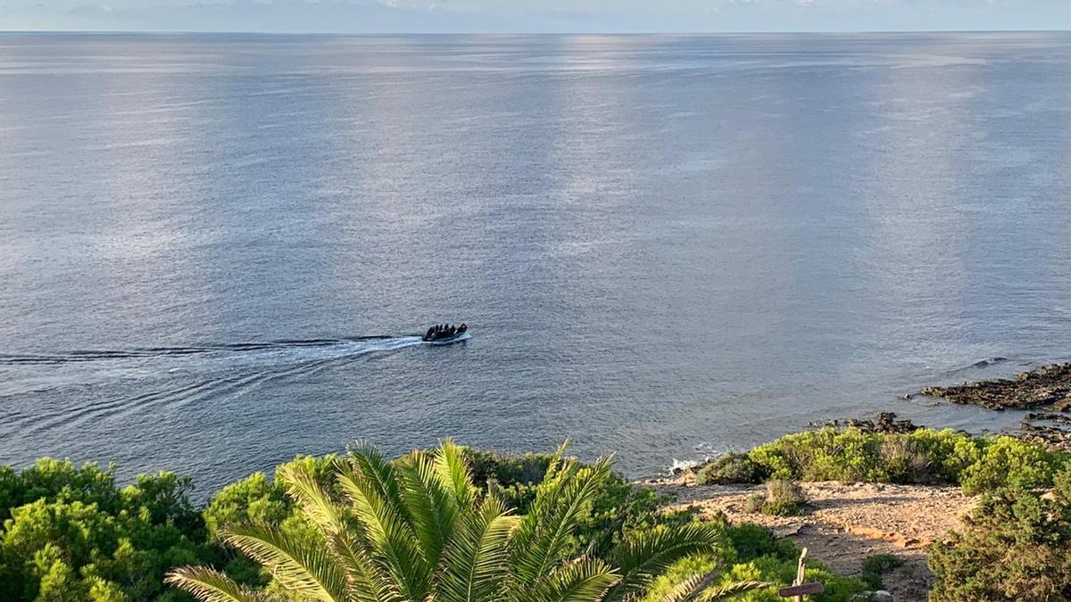 Vídeo de una patera con 16 tripulantes llegando esta mañana a Formentera