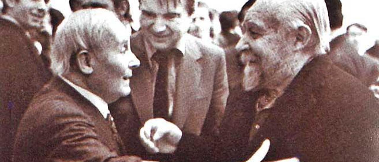 MirÃ³ y AndrÃ© Masson dan la bienvenida tardÃ­a a Francis Bacon a la internacional surrealista en el Grand Palais en 1971.