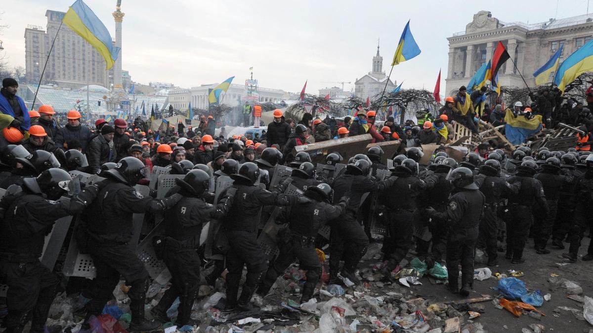 Manifestantes contrarios a Yanukovich se enfrentan a policías antidisturbios durante las protestas en la plaza Maidán de Kiev, en diciembre de 2013.