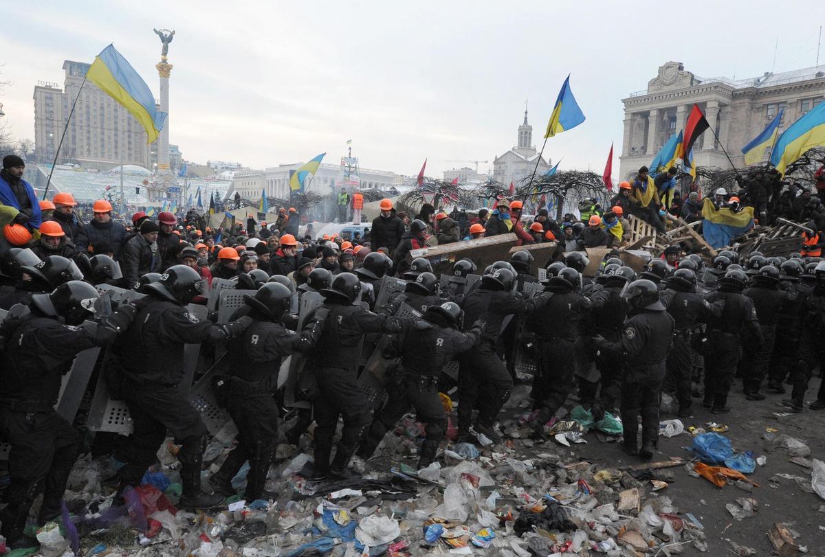 Manifestantes contrarios a Yanukovich se enfrentan a policías antidisturbios durante las protestas en la plaza Maidán de Kiev, en diciembre de 2013.