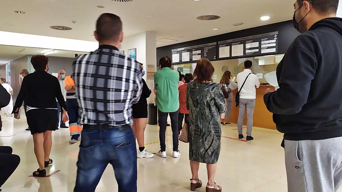 Colas de pacientes en el primer día de «normalidad» en la Atención Primaria