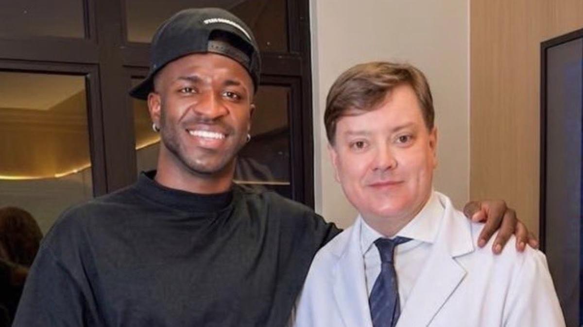 Vinicius con el dermatólogo Alessandro Alarcao