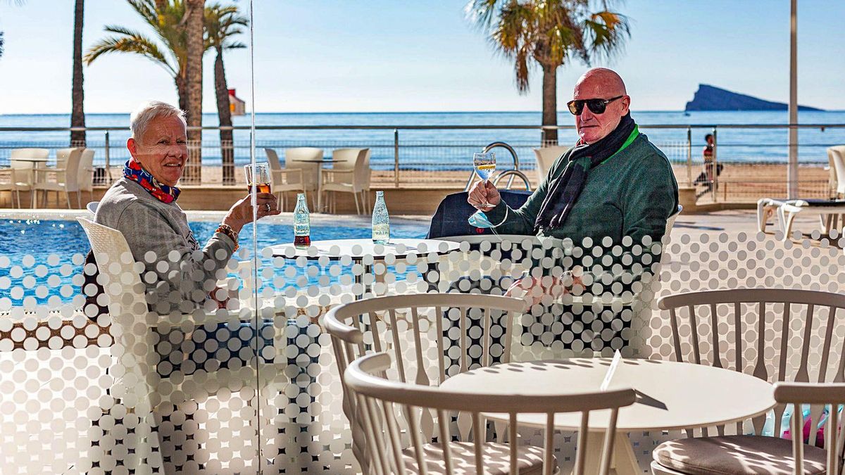 Marie-France Verhelst y Ferdinand Van Custem, dos belgas que llevan desde julio alojados en Benidorm sin intención de volver a su país.  |